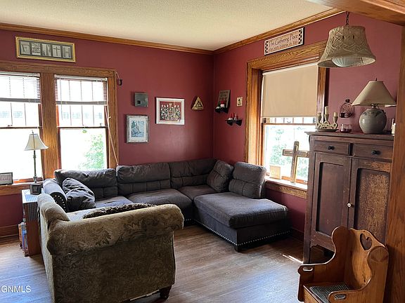 5th image of 412 2nd Ave NE