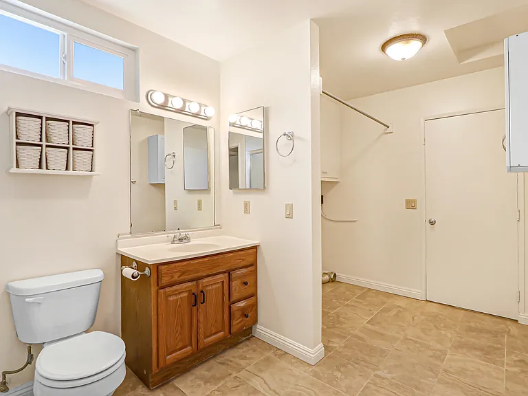 677 N Tulare Way — Photo 14