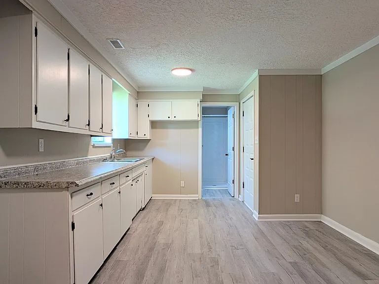 220 Travis Ln — Photo 7