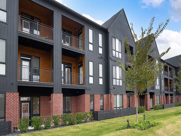 Uptown Square Apartments — Photo 37