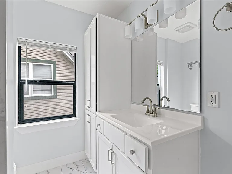 403 N 9th St — Photo 25