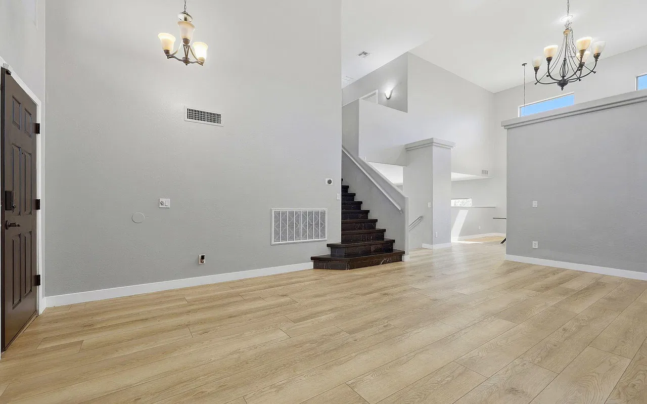 5 bed, 2536 sqft, $3,040 — Photo 4