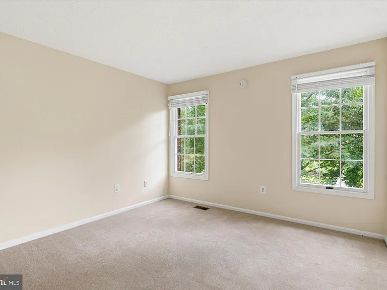9708 Locust Hill Dr — Photo 33