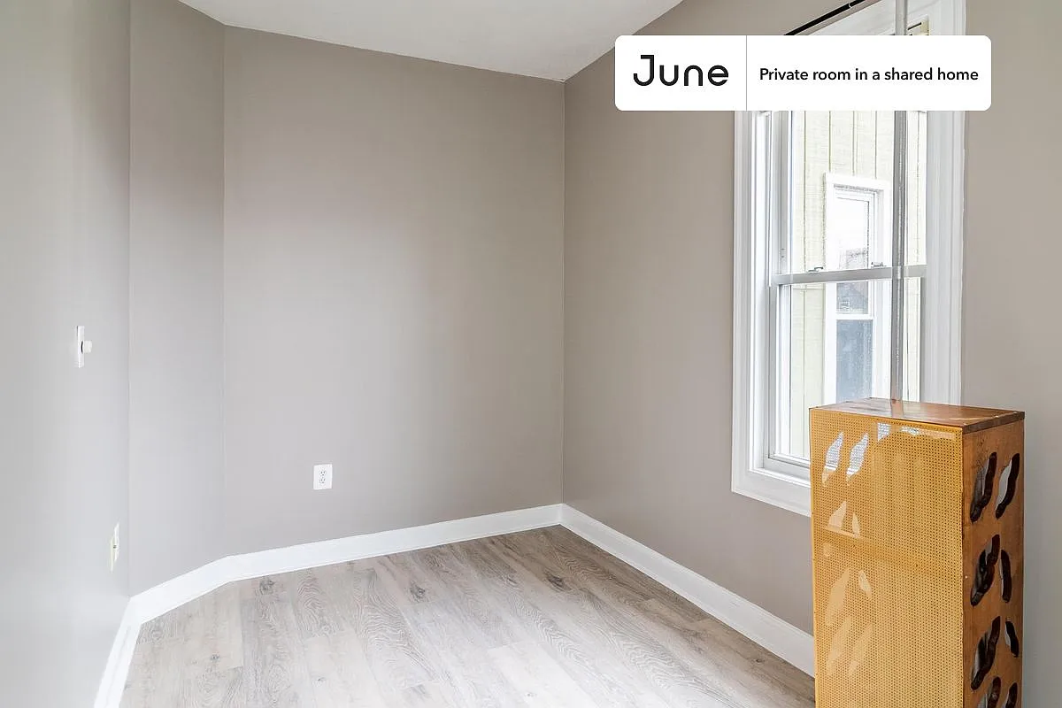 Full bedroom in 5 bed/1 bath home in Somerville #1702 E — Photo 3