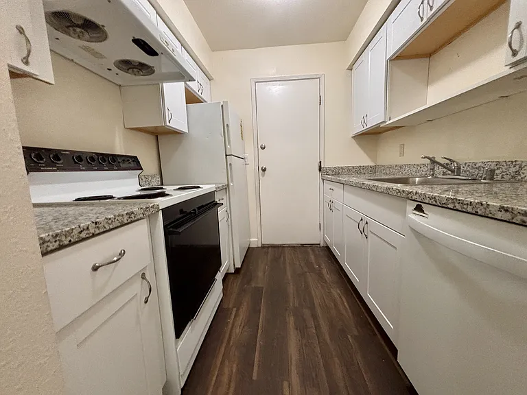 1055 Mohr Ln #B — Photo 3