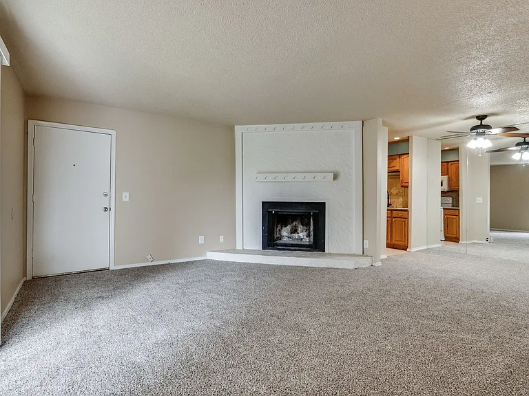 6060 Nw Expy #C — Photo 7