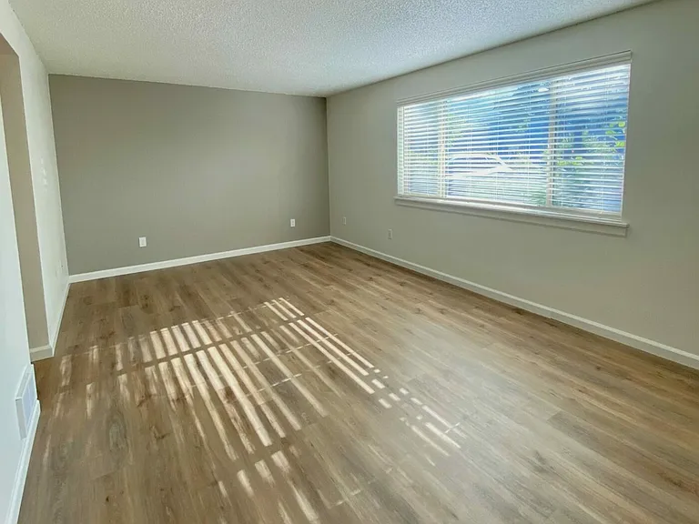 Timberlane Apartments — Photo 8