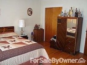 Guest Bedroom : Great extra bedroom with lots of room hardwood floors and lots of closet space!