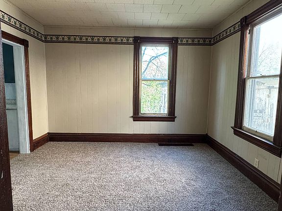 4th image of 152 E Main St