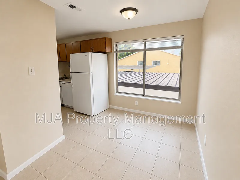 2 bed, 1.0 bath, 900 sqft, $1,025 — Photo 2