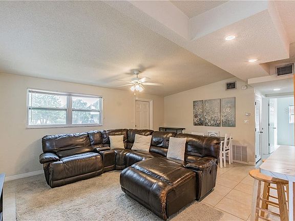3rd image of 201 NW Jefferson Cir N