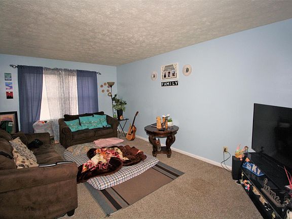 4th image of 480 Whispering Hills Dr