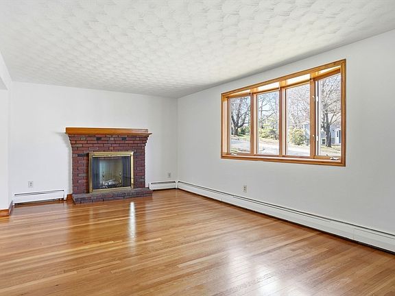 4th image of 135 Birch St