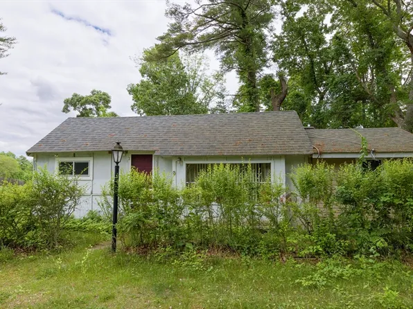 2 Ledge St, Lakeville, MA 02347