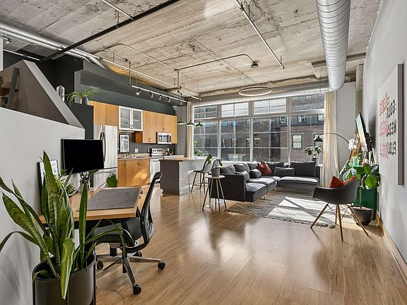 4th image of 918 3rd St N #203