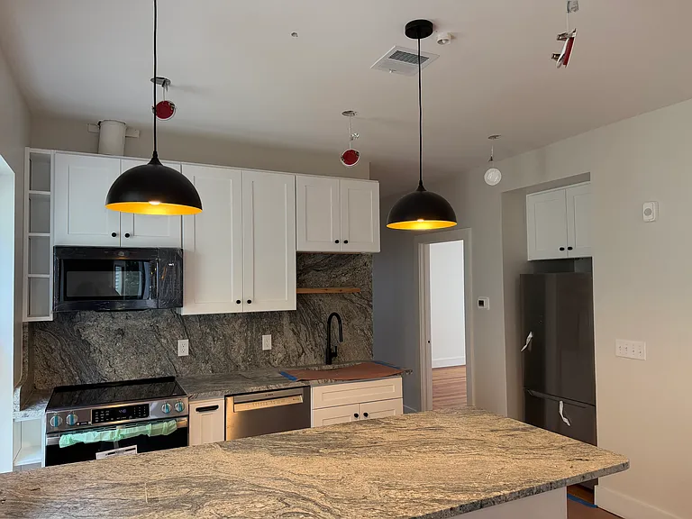 82 Marion St #10 — Photo 3