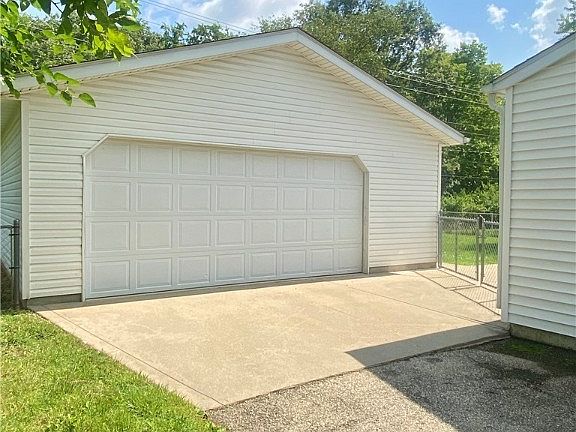 3rd image of 674 Richard Dr