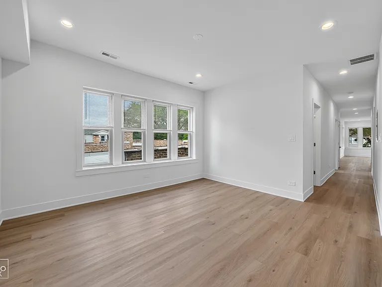 2527 W Ainslie St #3 — Photo 2
