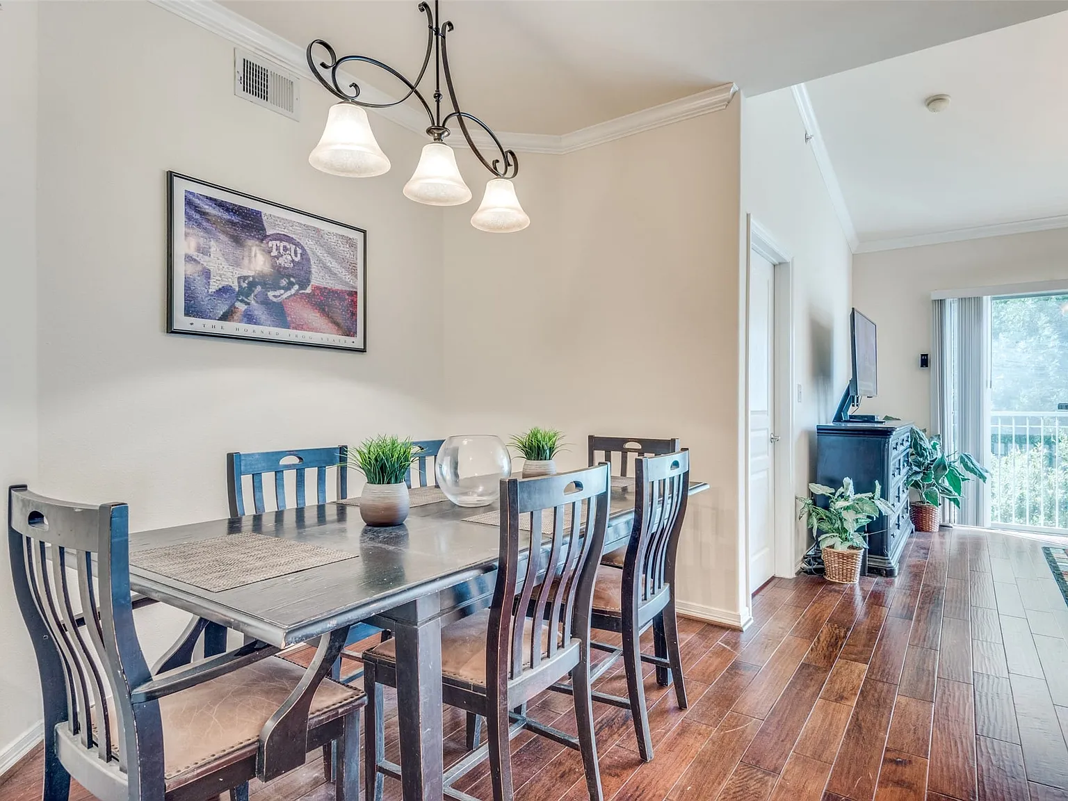 1 bed, 1.0 bath, 733 sqft, $1,995 — Photo 3