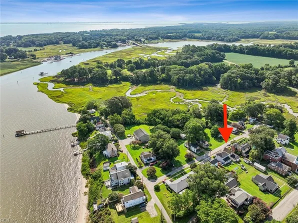 10288 Park St, Battery Park, VA 23304