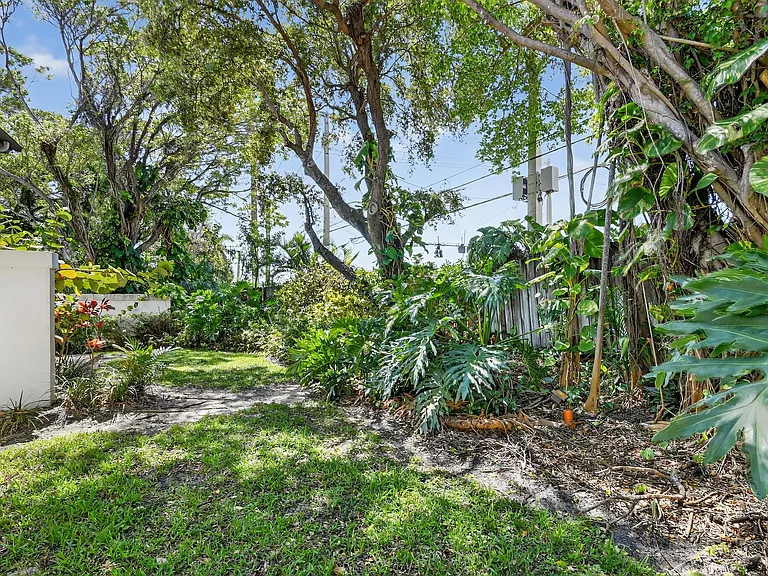 101 Half Moon Cir #B — Photo 33