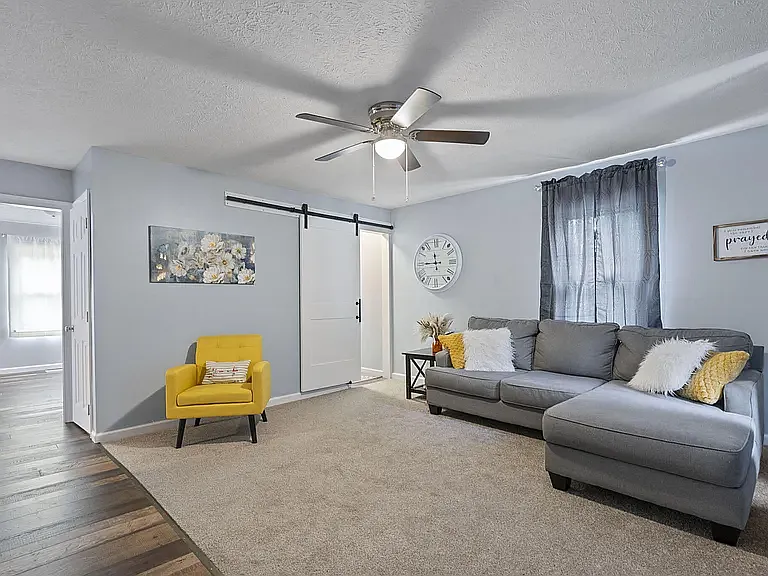 200 S Robbins Ct — Photo 1
