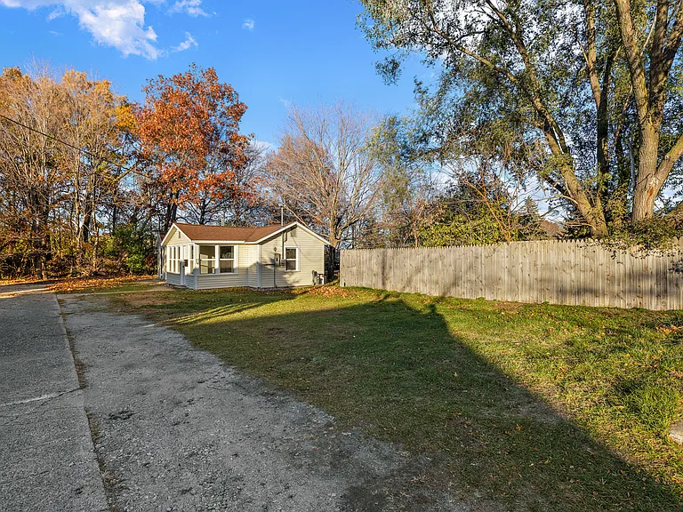115 E Savidge St — Photo 5