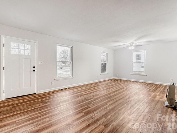 4th image of 3728 Seaforth Dr