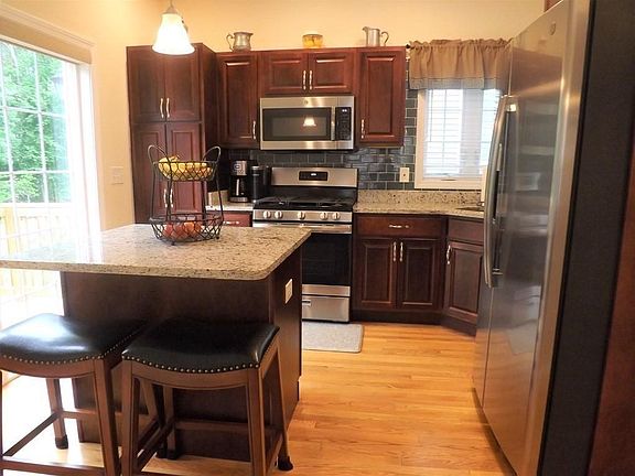 4th image of 37 Hyde Park Cir #37