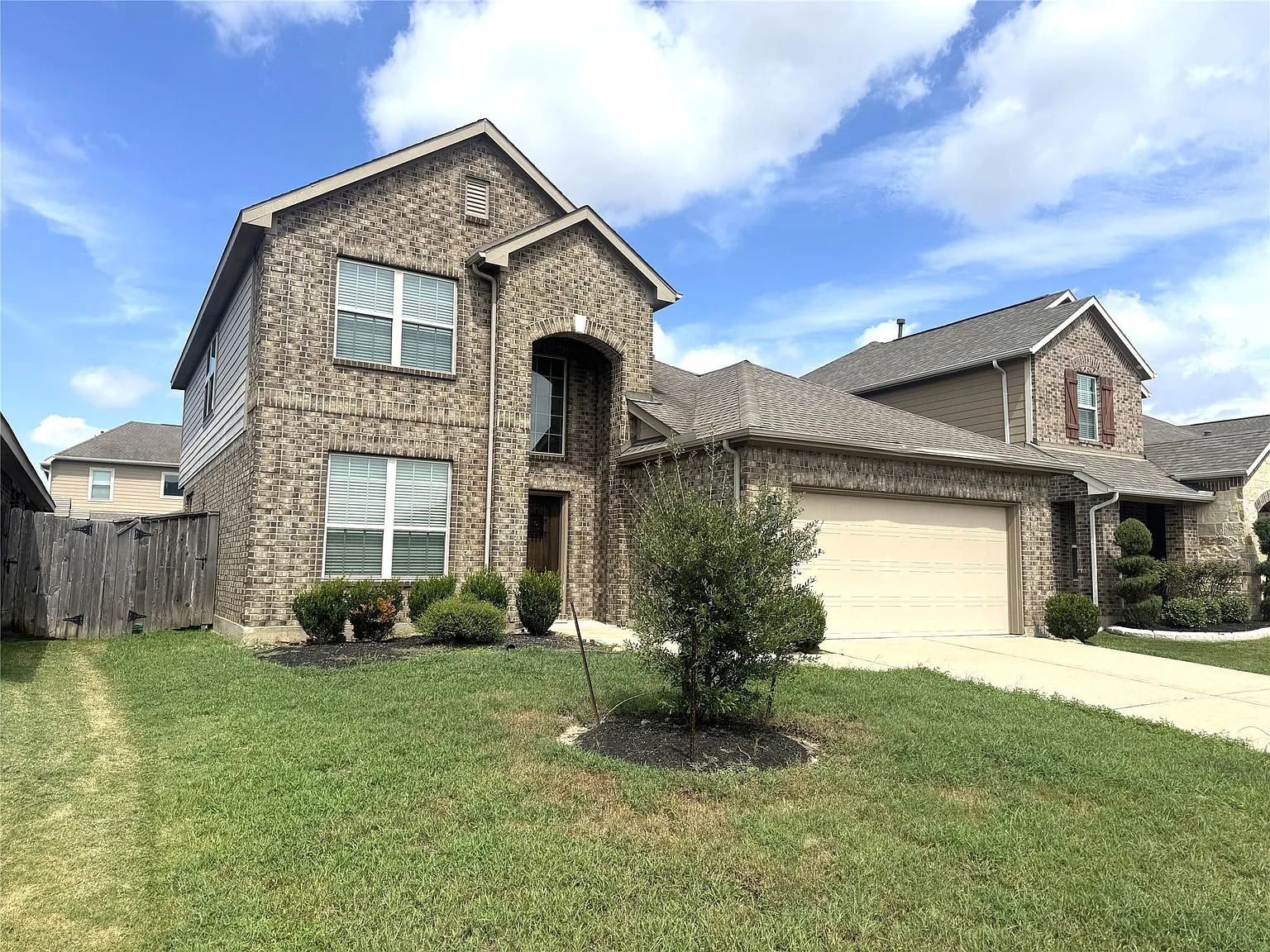 4 bed, 2.5 bath, 2256 sqft, $2,300 — Photo 2