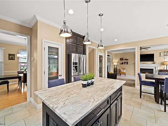 3rd image of 576 Arborside Ln