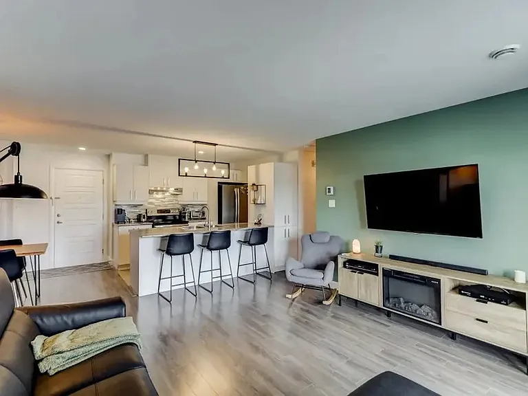 1003 N Throckmorton St — Photo 3