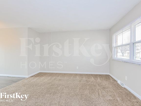 3rd image of 8 Oak Dr