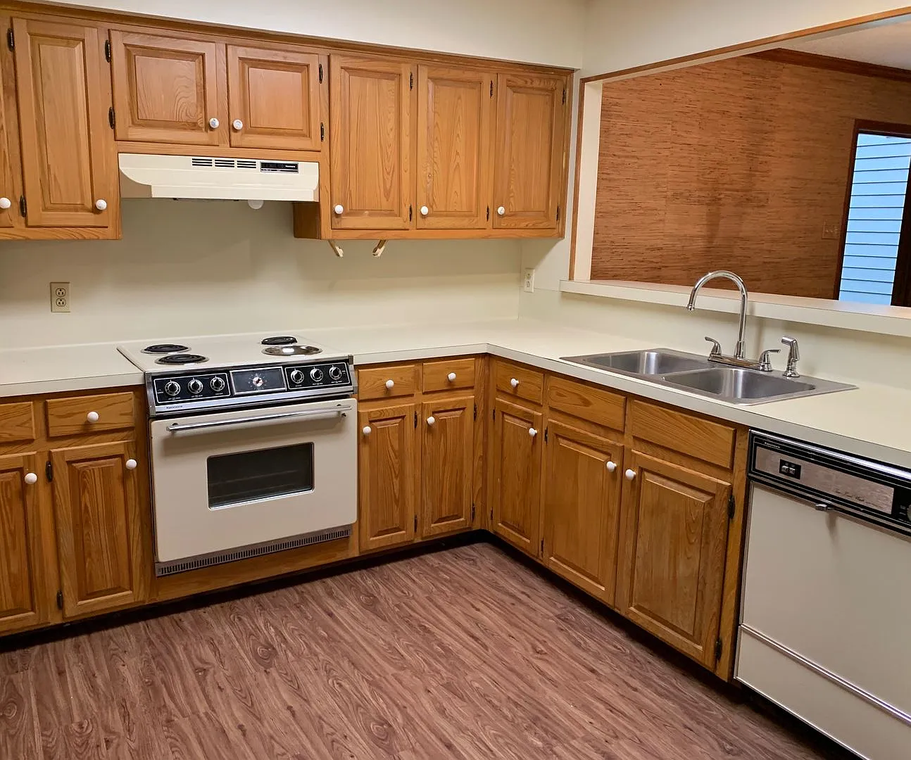 Beautiful and Clean three bedroom flat downstairs apartment with a big private patio. — Photo 4