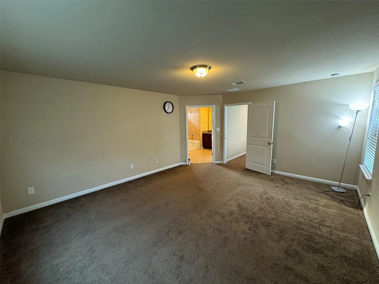 3 bed, 2.5 bath, 2504 sqft, $2,200 — Photo 3