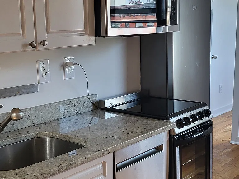 630 E 9th St #20 — Photo 2