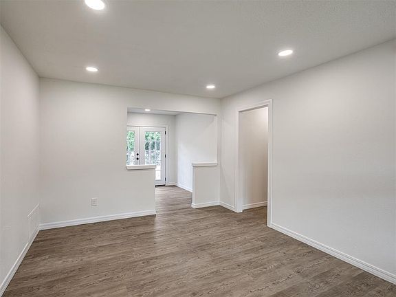 5th image of 732 N Dallas Ave