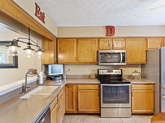 3rd image of 806 Barrington Ct
