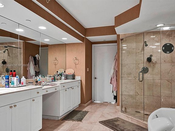 4th image of 3201 NE 183rd St APT 504