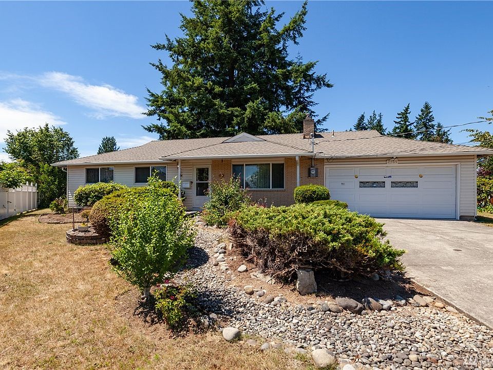Rambler with attached 2-car garage on nearly 1/4 acre