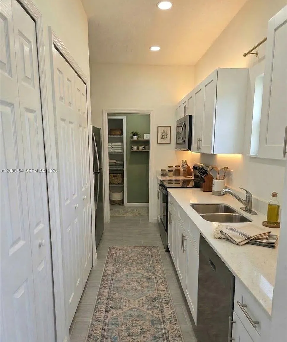 3 bed, 2.0 bath, 1055 sqft, $1,850 — Photo 3