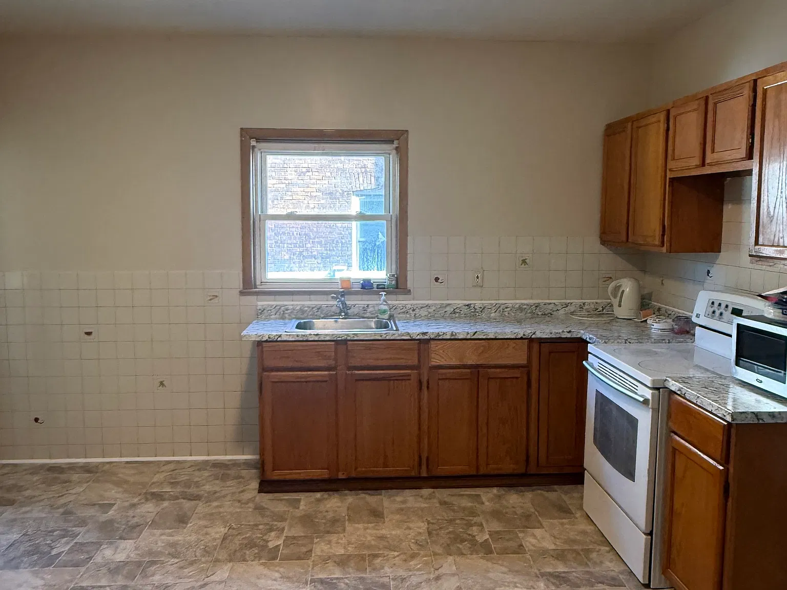 3 bed, 1.0 bath, 1300 sqft, $2,000 — Photo 3