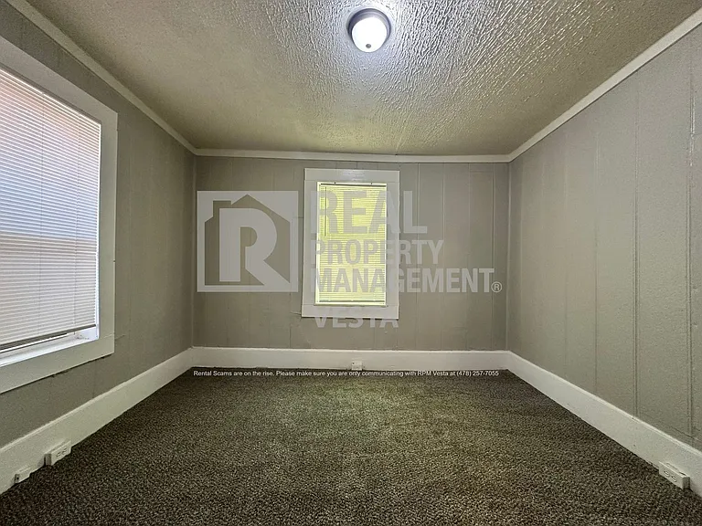 1596 Burton Ave — Photo 7