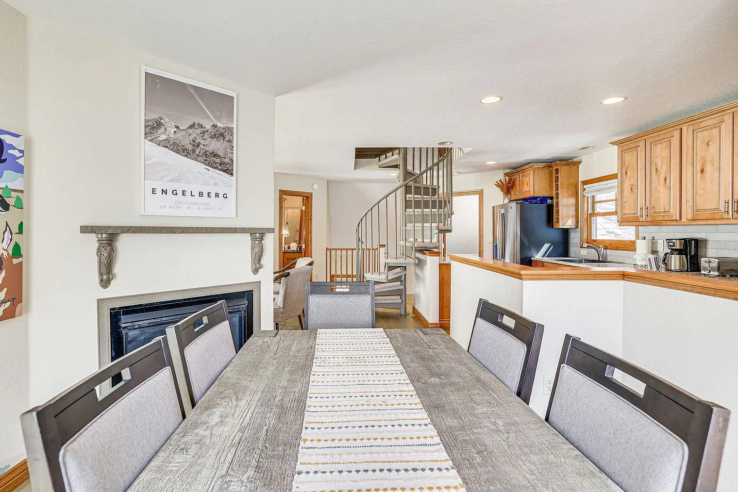 3 bed, 2.0 bath, 1313 sqft, $7,429 — Photo 4