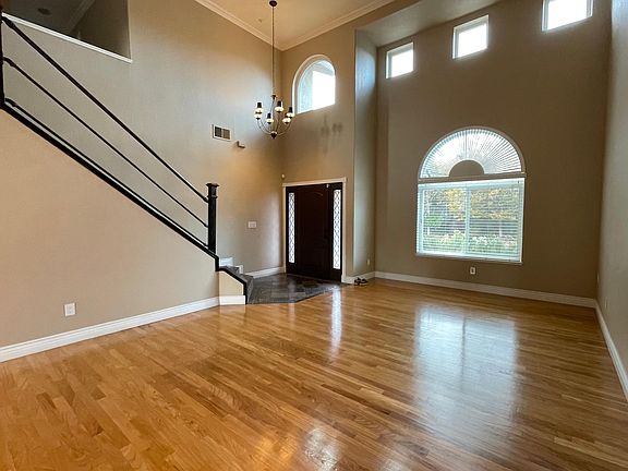 4th image of 1393 Arrowhead Ave