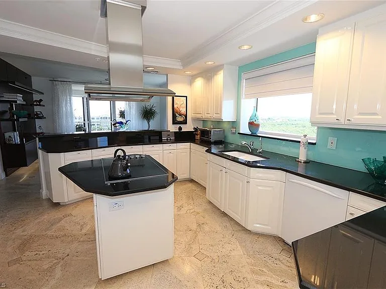 8665 Bay Colony Dr #901 — Photo 32