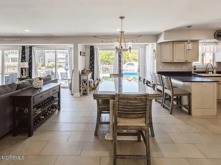 22 Longpoint Dr — Photo 5