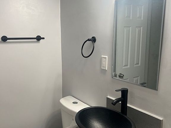 4th image of 648 W 92nd St #6
