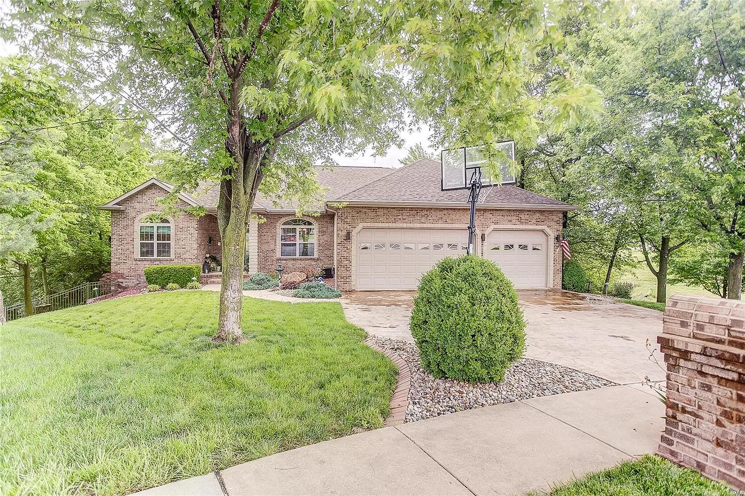 693 Galen Dr photo 1