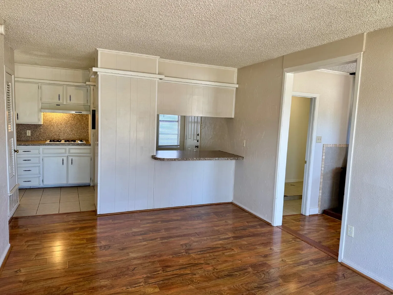 3 bed, 1.0 bath, 1200 sqft, $1,200 — Photo 2